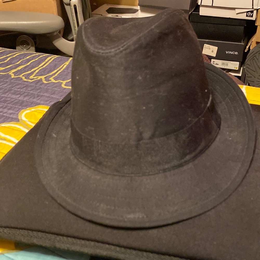 Men’s black hat.